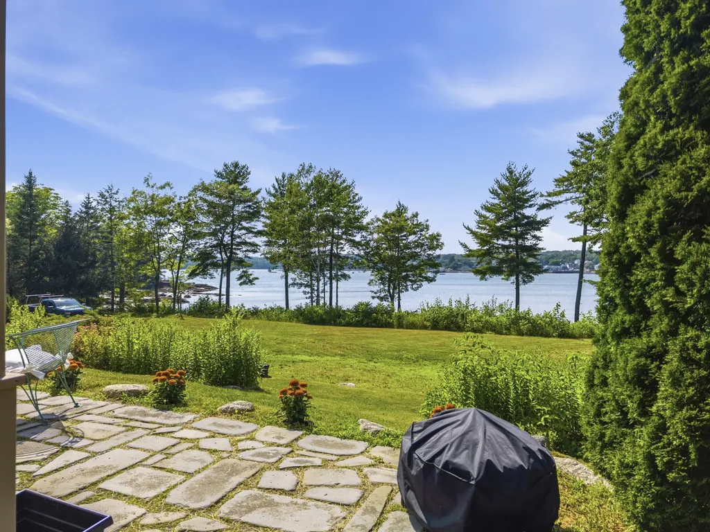 71 Village Way Edgecomb ME 04556