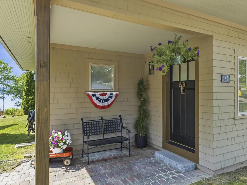 71 Village Way Edgecomb ME 04556