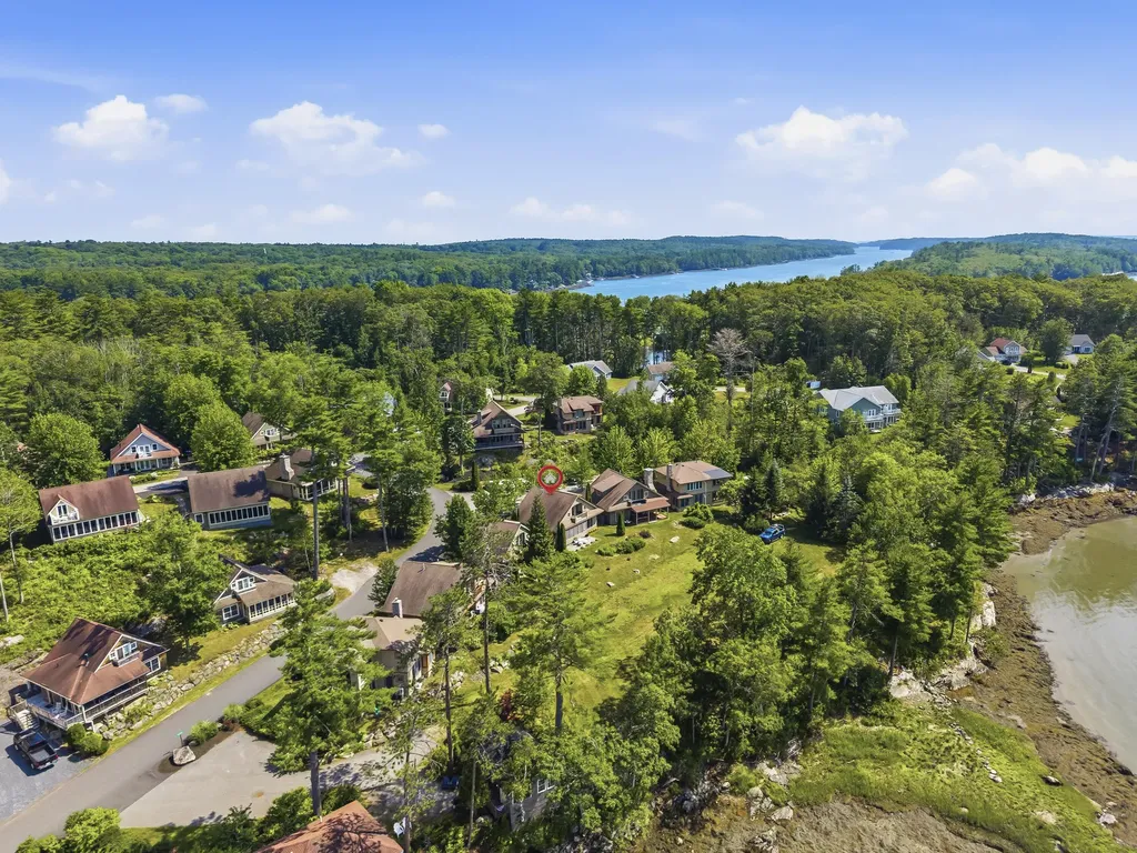 71 Village Way Edgecomb ME 04556