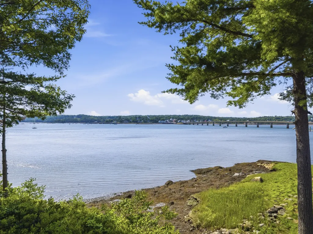 71 Village Way Edgecomb ME 04556