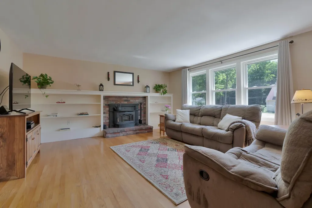 19 Crystal Lane Cumberland ME 04021