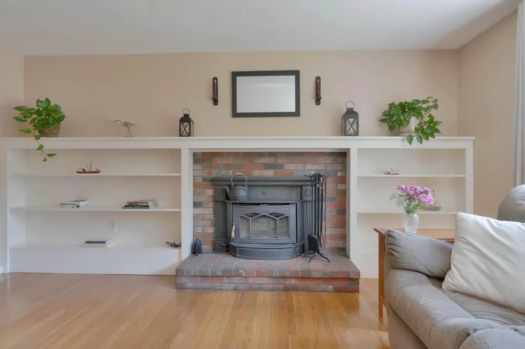 19 Crystal Lane Cumberland ME 04021