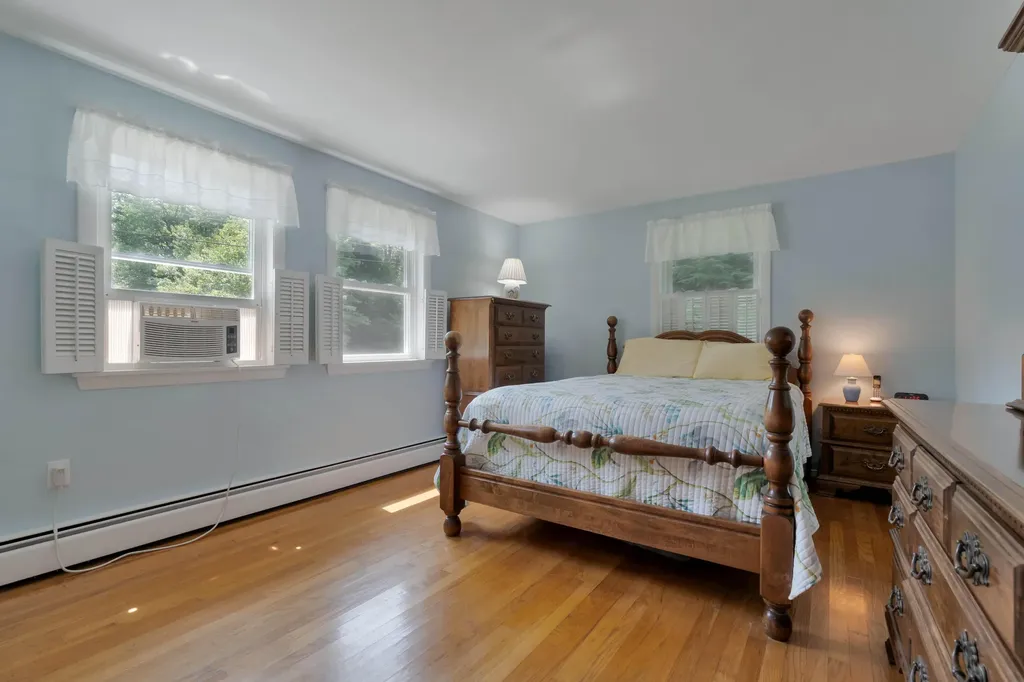 19 Crystal Lane Cumberland ME 04021