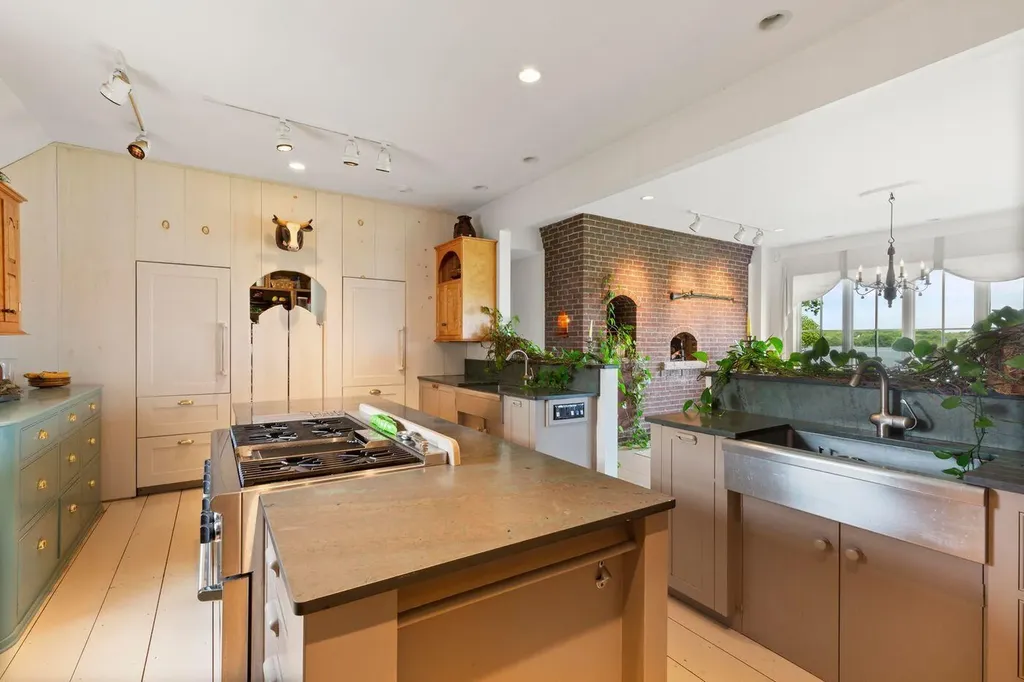 118 Wescott Battery Castine ME 04421