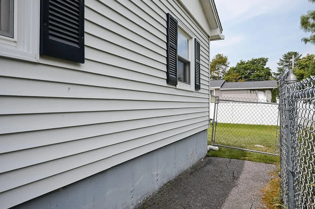 20 Swale Lane Lewiston ME 04240