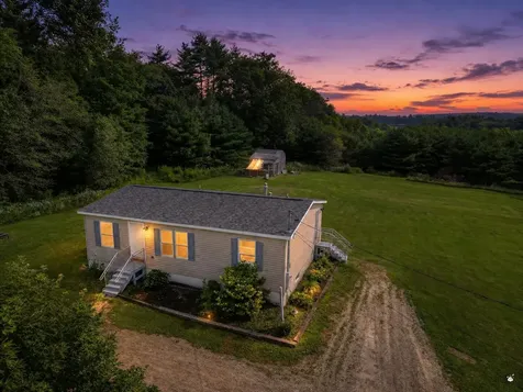17 Village View Lane Whitefield ME 04353