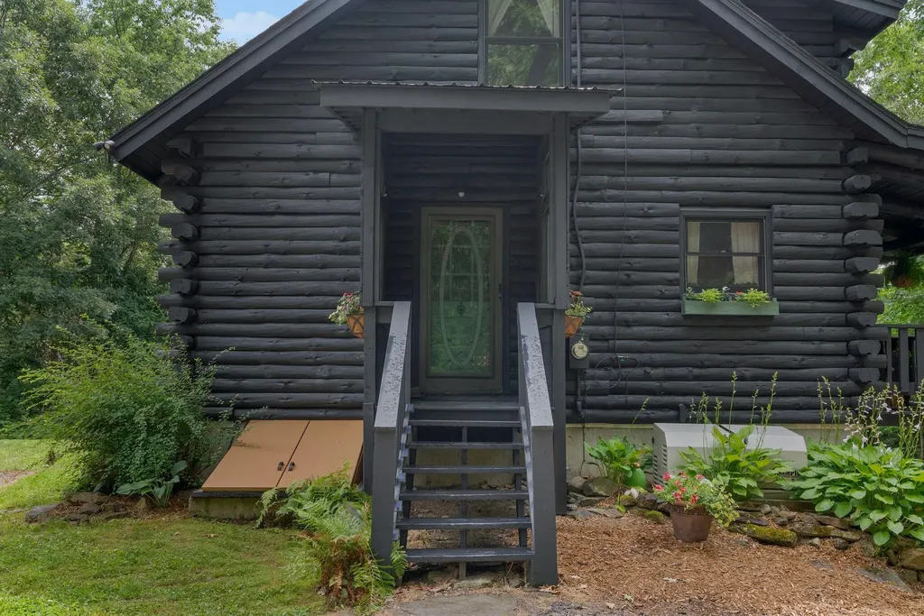 52 Cain Lane West Gardiner ME 04345