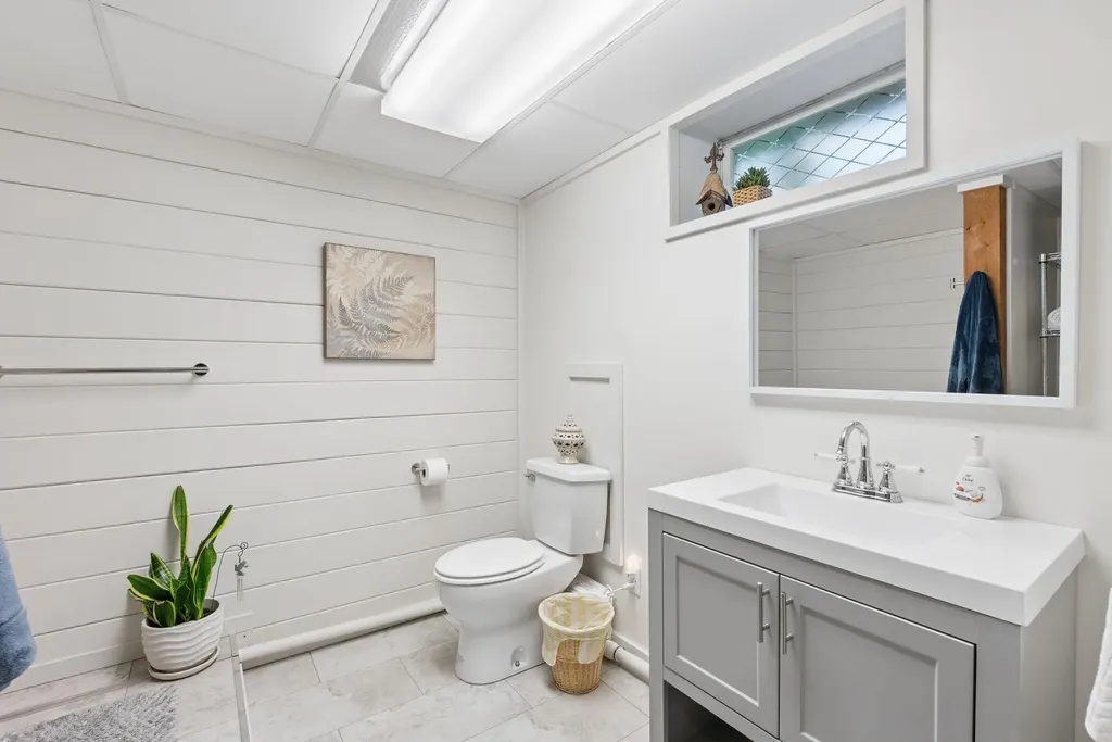 52 Cain Lane West Gardiner ME 04345