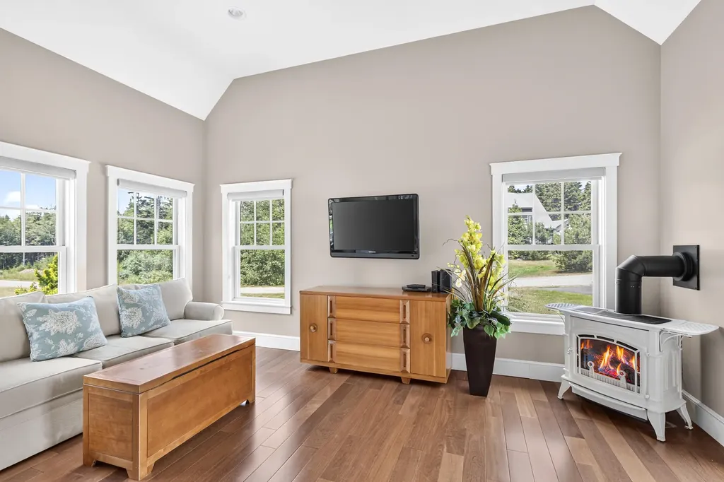 41 Jamesey Court Bristol ME 04554