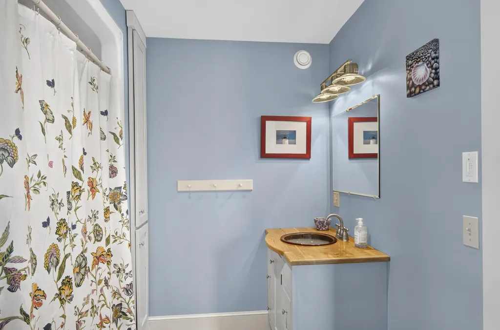 41 Jamesey Court Bristol ME 04554