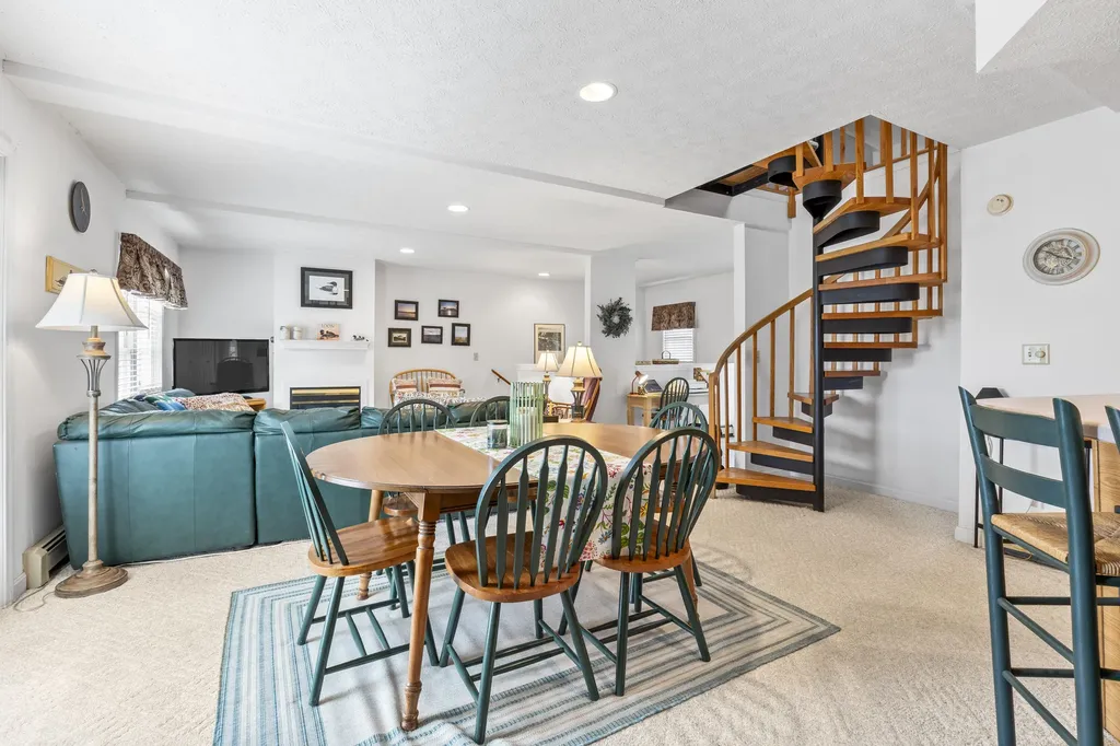 14 Lancelot Road Naples ME 04055