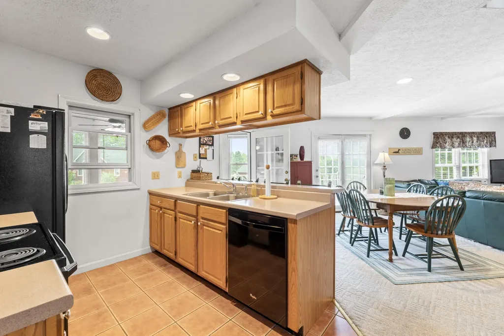14 Lancelot Road Naples ME 04055
