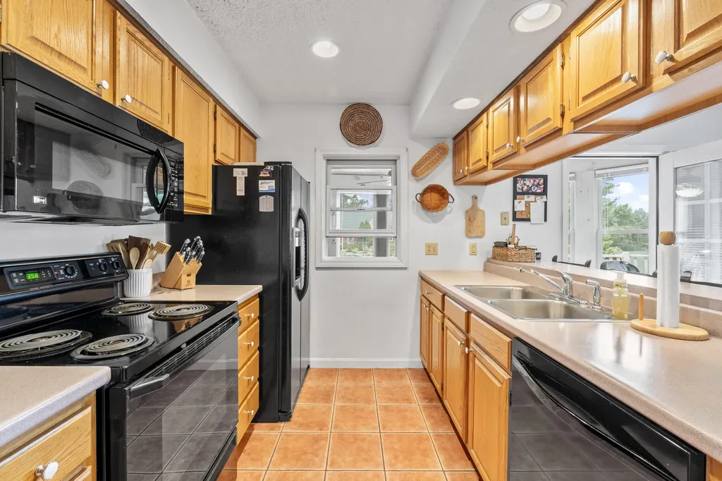 14 Lancelot Road Naples ME 04055