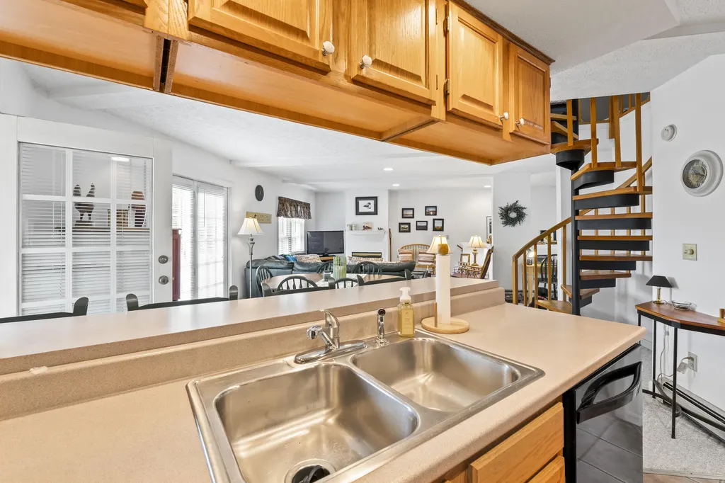 14 Lancelot Road Naples ME 04055