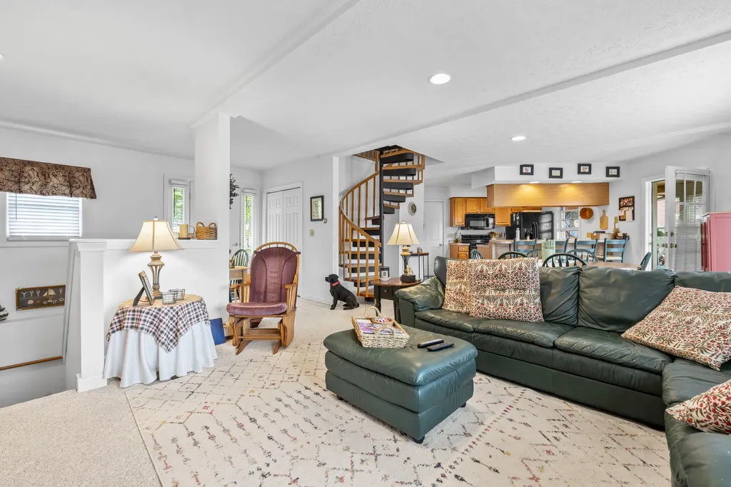 14 Lancelot Road Naples ME 04055