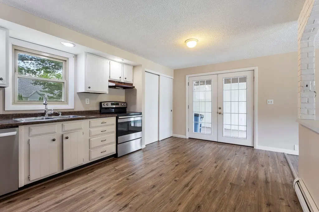 8 Elaine Drive Brunswick ME 04011