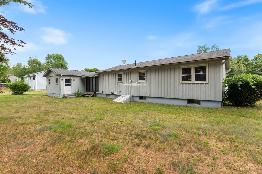 8 Elaine Drive Brunswick ME 04011