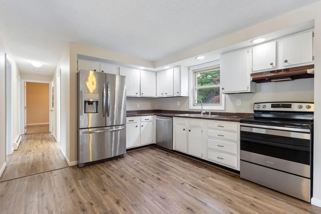 8 Elaine Drive Brunswick ME 04011