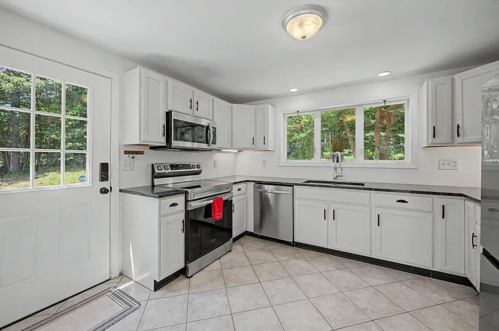 9 Monroe Drive Naples ME 04055