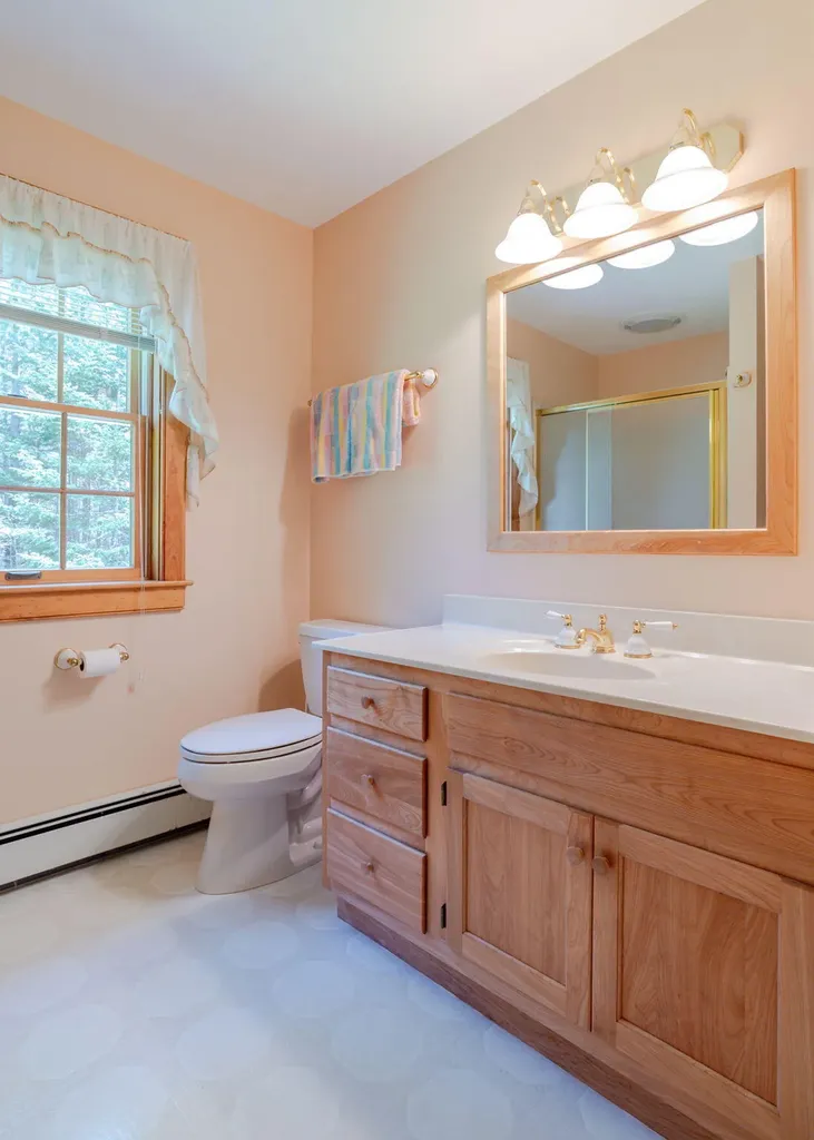 20 Ocean Side Lane Bristol ME 04554