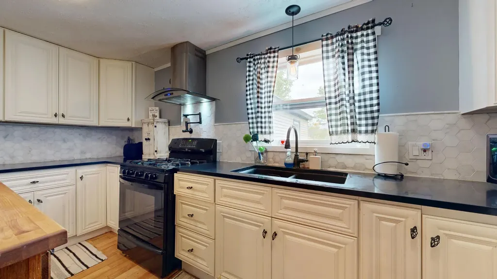 76 School Street Baldwin ME 04024
