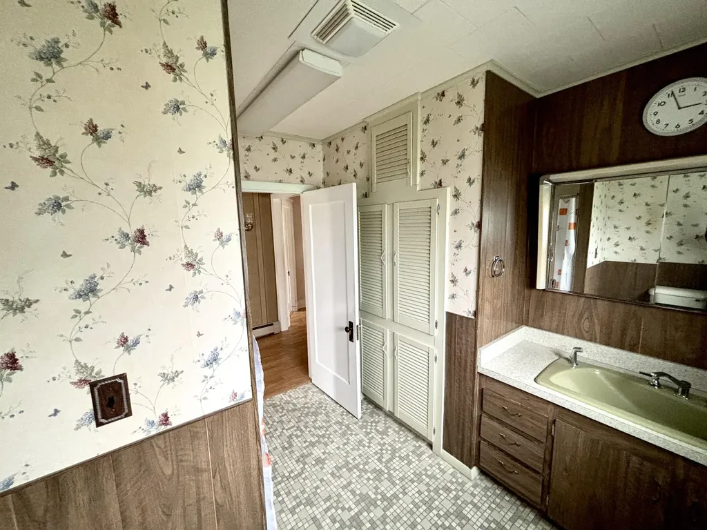 187 Maine Avenue Millinocket ME 04462