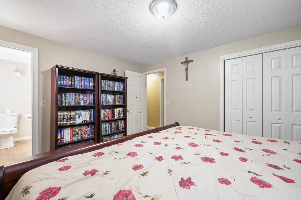 20 Sunderland Drive Auburn ME 04210