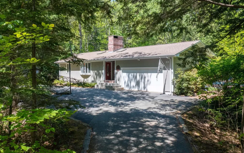 19 Brookside Drive Falmouth ME 04105