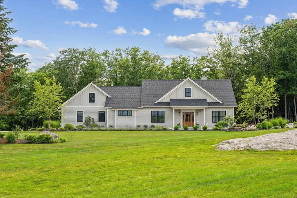 8 Farmview Drive Pownal ME 04069