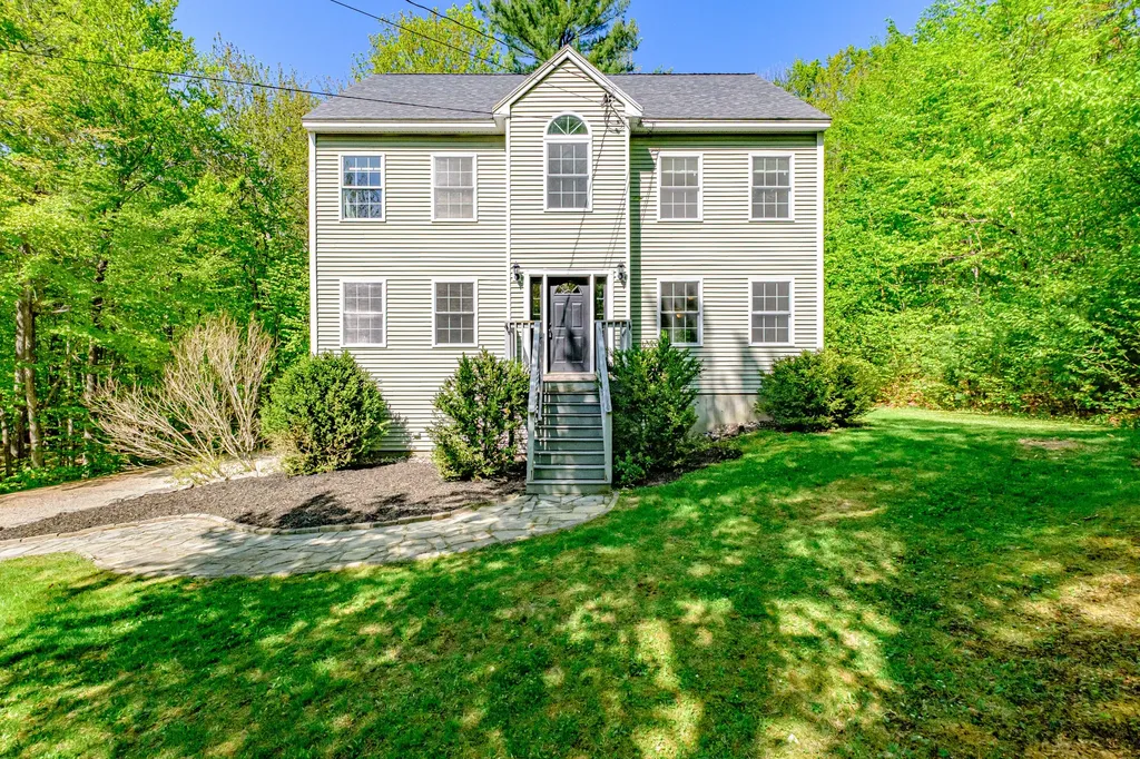 9 Eisenhower Court Naples ME 04055
