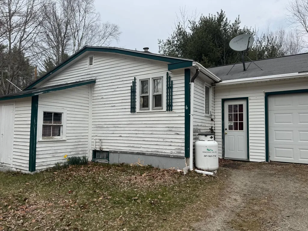 6 Mcdevitt Lane Eastbrook ME 04634