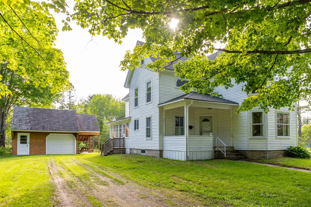 10 Joslyn Street Newport ME 04953