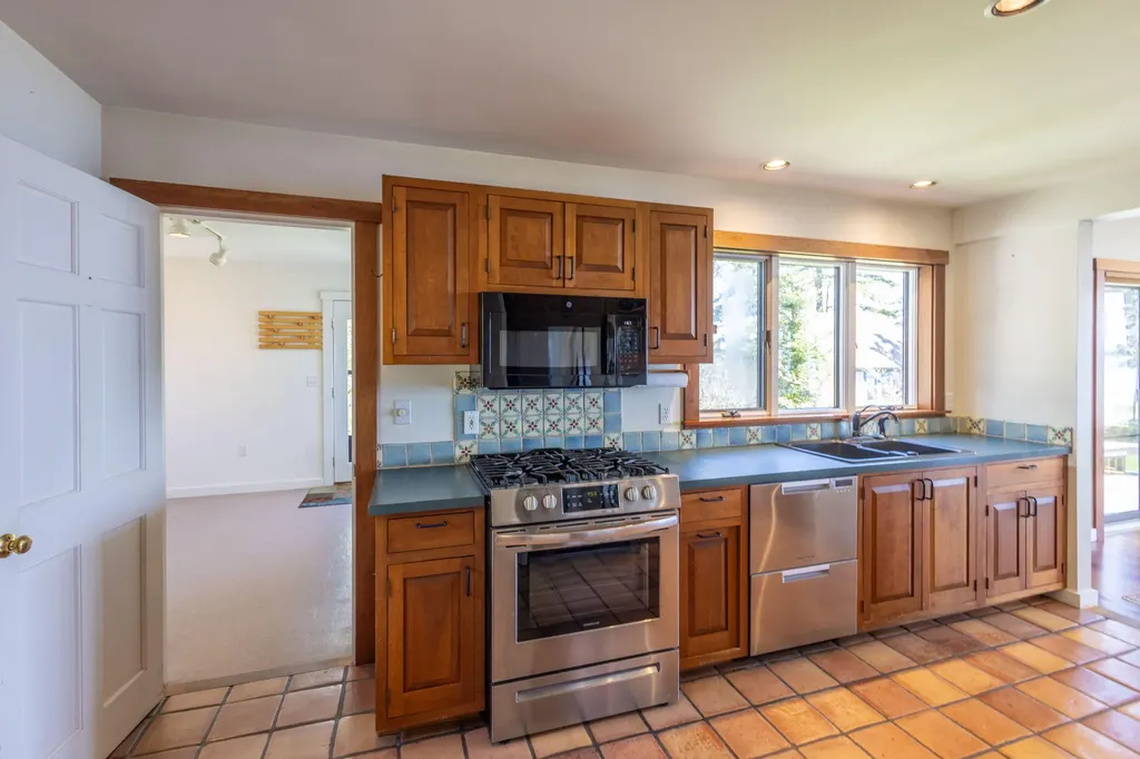 299 Island Avenue Saint George ME 04859