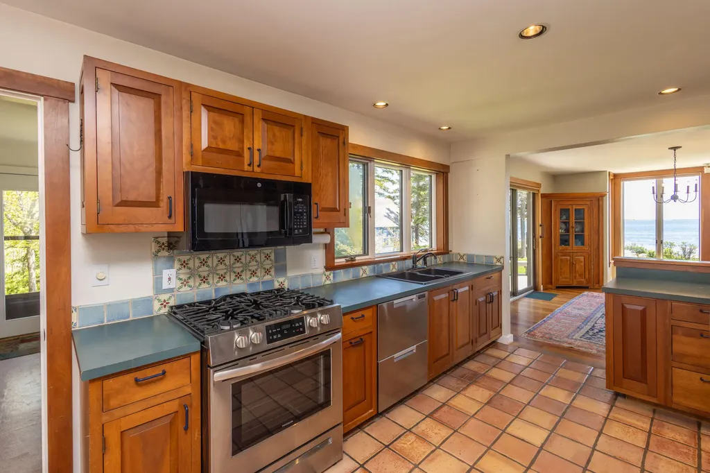299 Island Avenue Saint George ME 04859