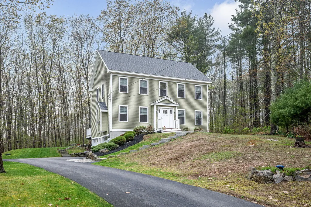 65 Old Post Road York ME 03909