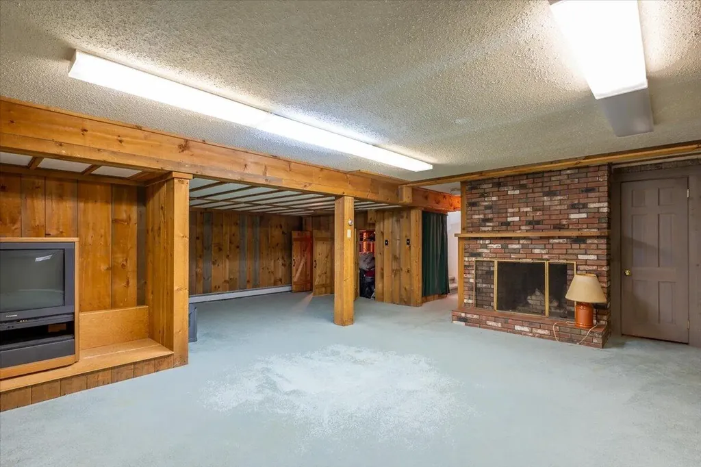 40 Shaw Avenue Rockland ME 04841