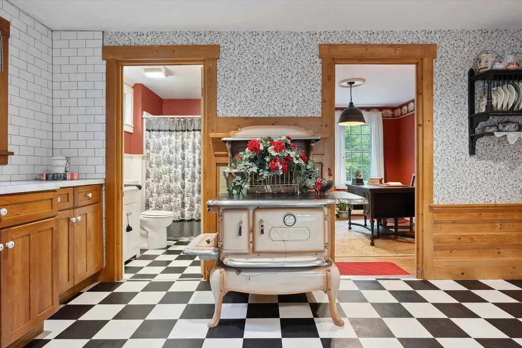 62 Blackswoods Road Franklin ME 04634