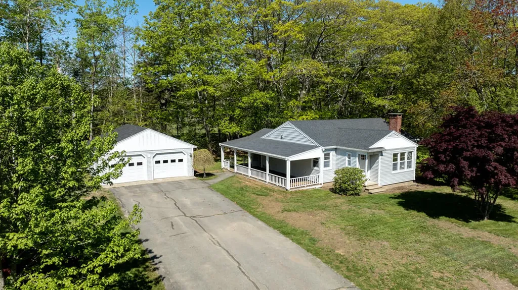 24 Chapel Street Boothbay ME 04537