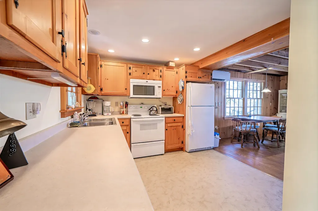 122 Oak Point Lane Union ME 04862