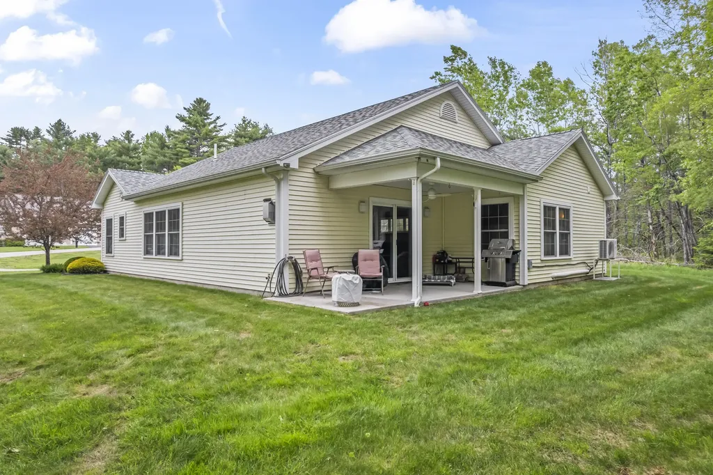 8 Macintosh Lane Lewiston ME 04240
