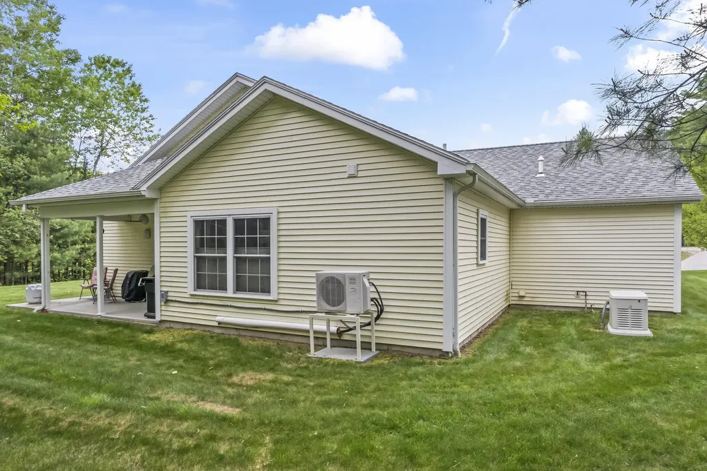 8 Macintosh Lane Lewiston ME 04240