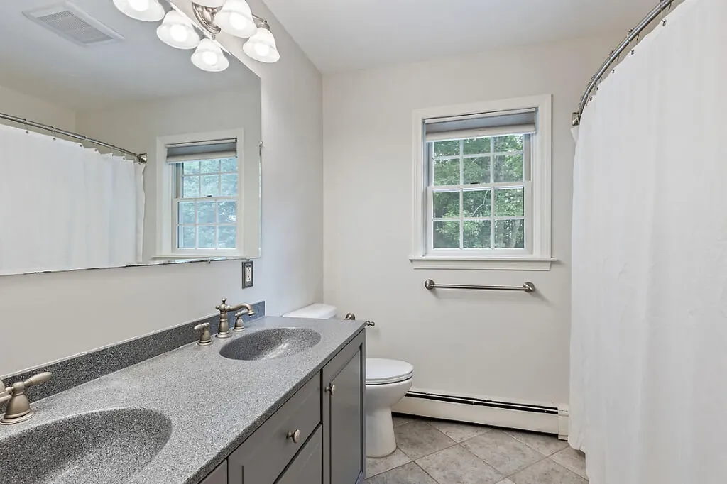 4 Acorn Lane Lewiston ME 04240