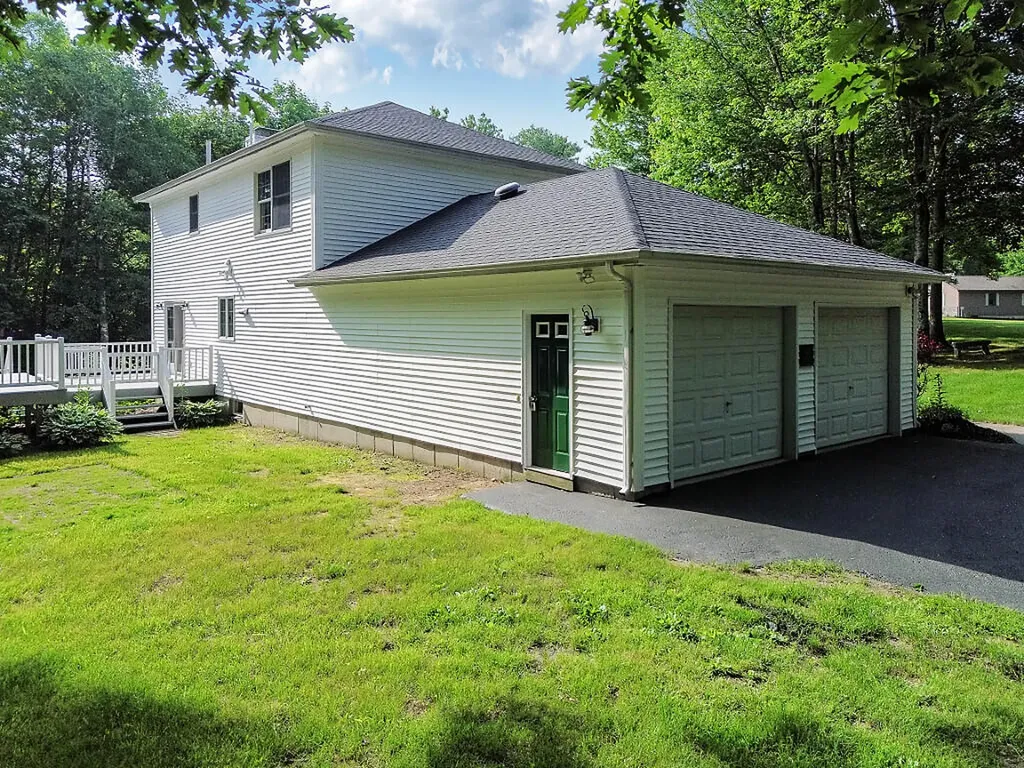 4 Acorn Lane Lewiston ME 04240