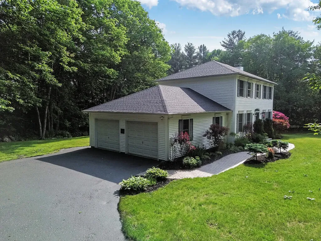 4 Acorn Lane Lewiston ME 04240