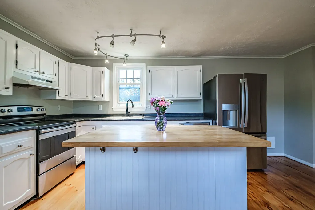 52 Mckinley Street South Portland ME 04106