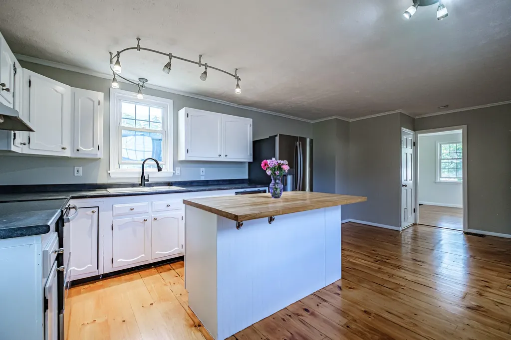 52 Mckinley Street South Portland ME 04106