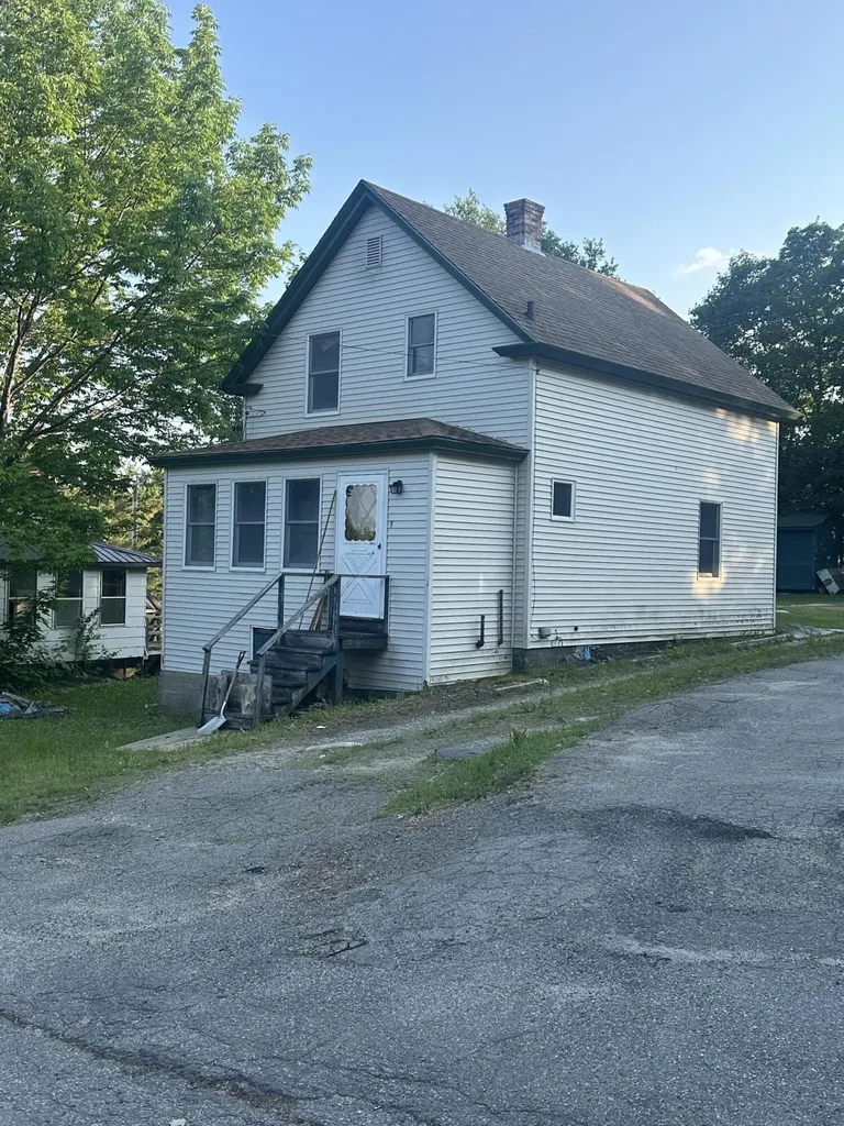 8 Lincoln Street Millinocket ME 04462