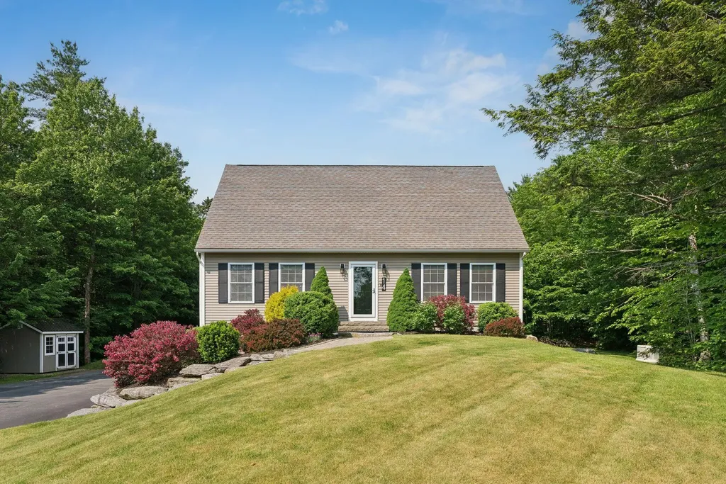 14 Jordan Circle Gray ME 04039