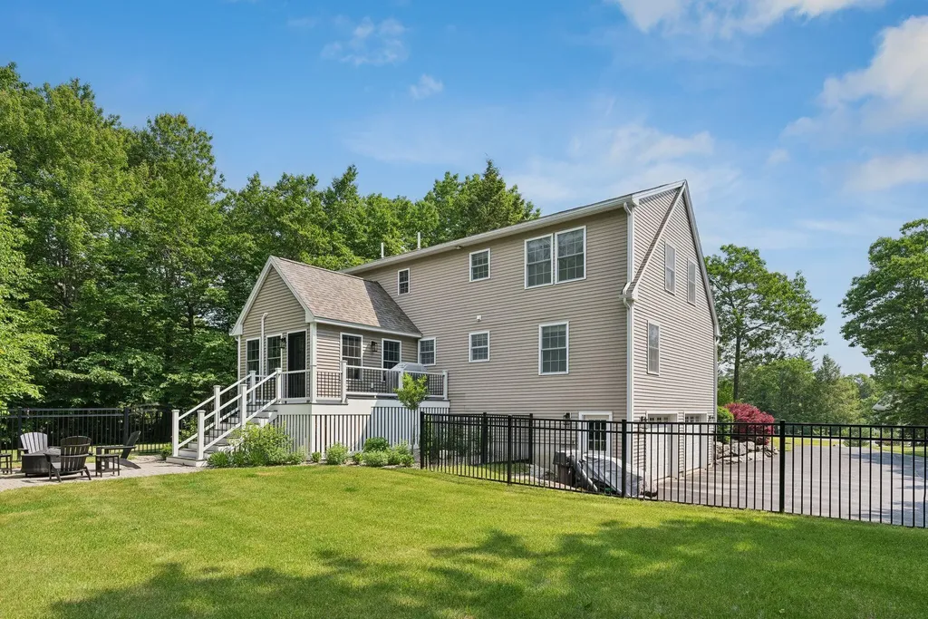 14 Jordan Circle Gray ME 04039