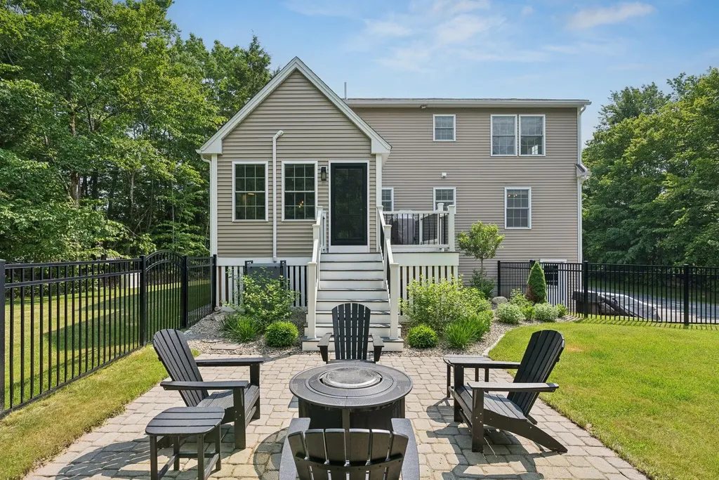 14 Jordan Circle Gray ME 04039
